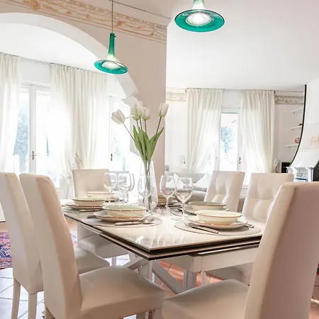 H11 Conchiglia Piscina - Garage Villa